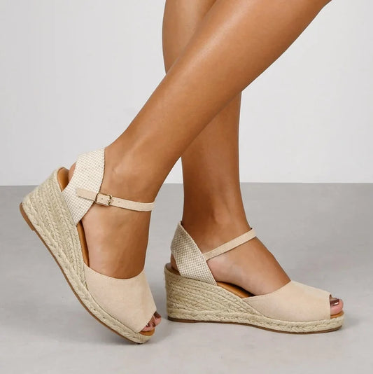 Sandalias beige con cuña de esparto