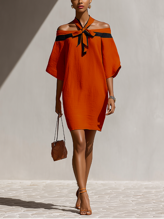 Vestido mini naranja con lazo negro en el cuello