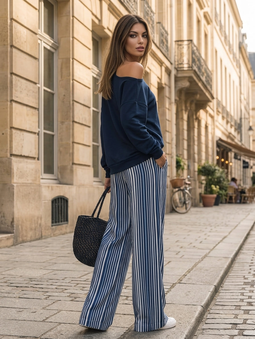 Casual Manga larga Top In Azul marino Sudadera Fabric, Paired With Azul-and-white Striped Woven Pantalón