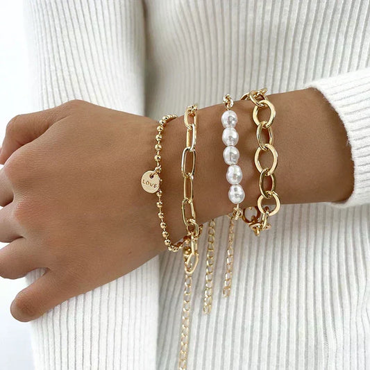 Set de Pulseras Perla Dorada con Charms