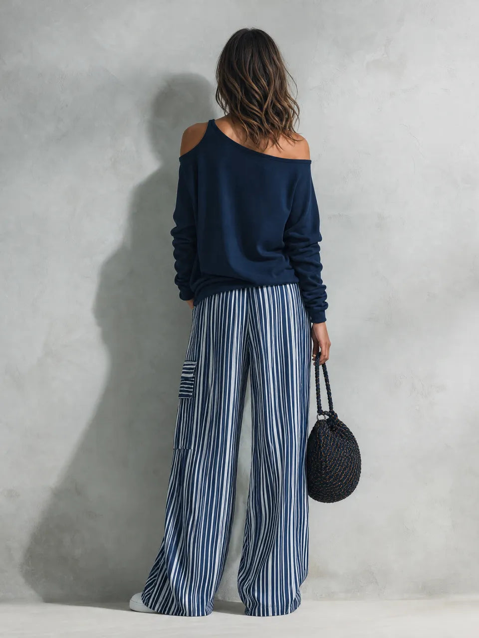 Casual Manga larga Top In Azul marino Sudadera Fabric, Paired With Azul-and-white Striped Woven Pantalón