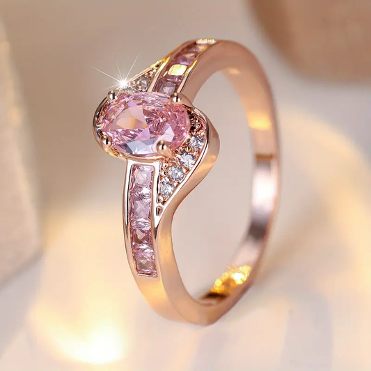 Anillo Dorado con Cristal Rosa